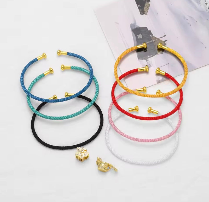 COLOR BRACELETED